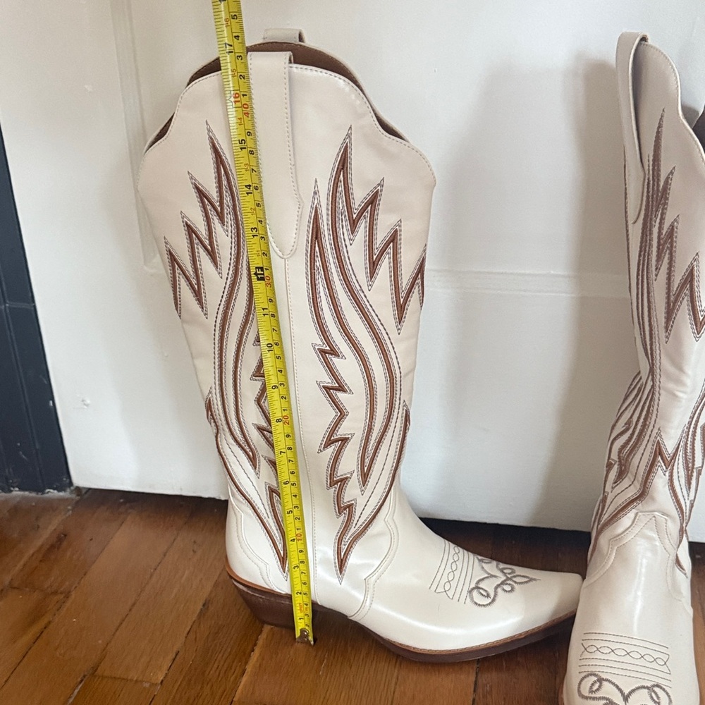 Cream Western-Style Women's Cowboy Boots - Picture 4 of 4